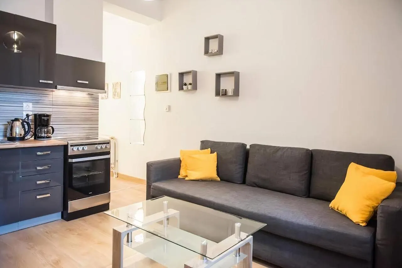 Yellow Geranium Apartment Thessaloniki Greece